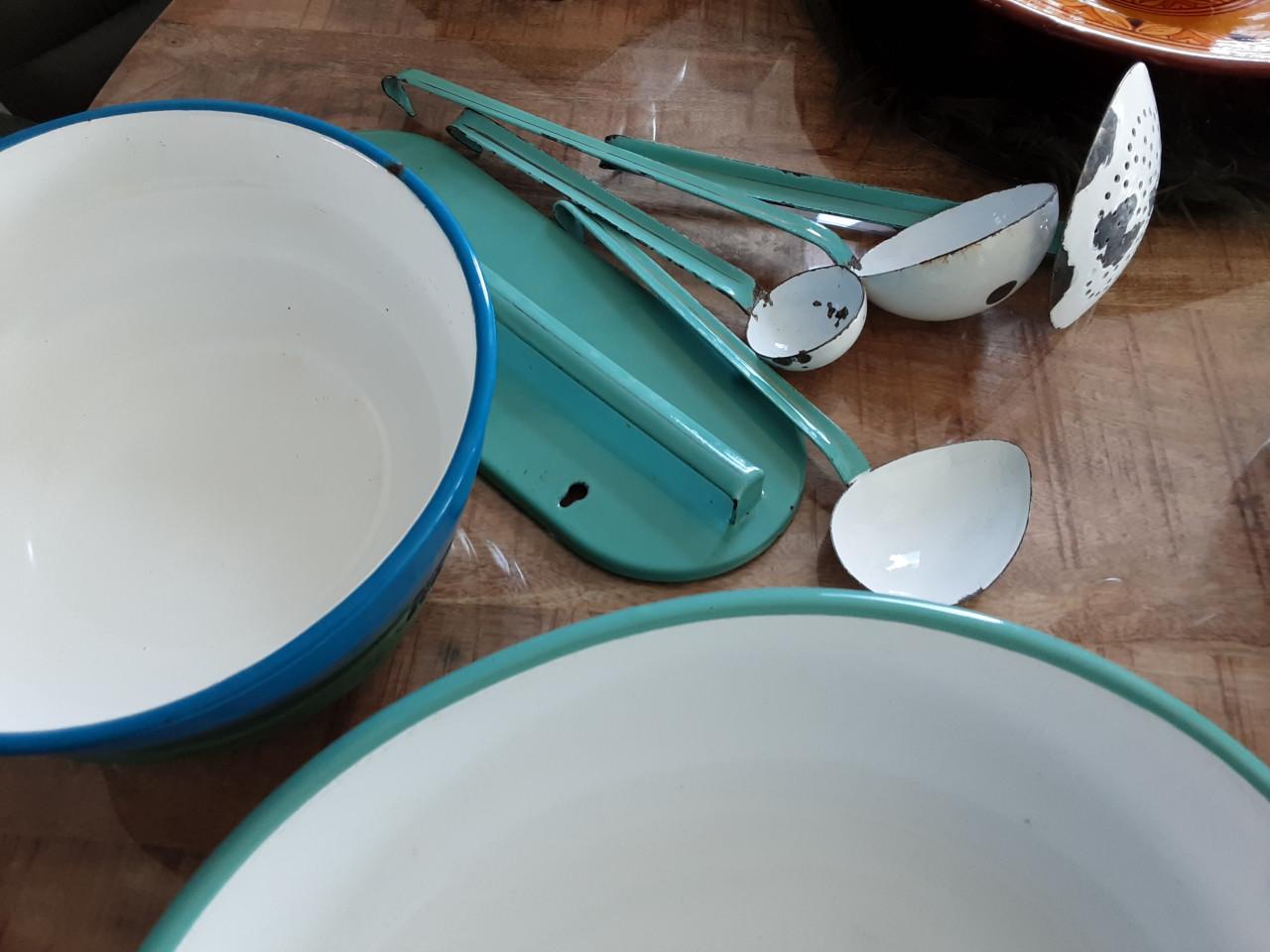 Heel veel Emaille zonder de thee kan die is weg