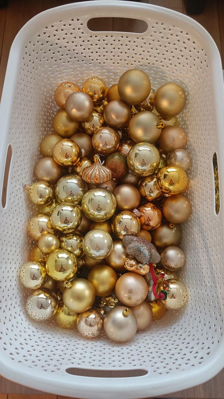 Rode blauwe zilveren  of gouden kerstballen