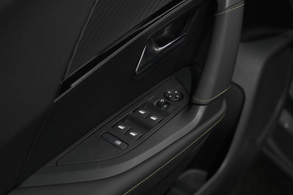 Peugeot 2008 puretech 130 eat8 gt | 360 camera | stoelmassage | adaptieve c