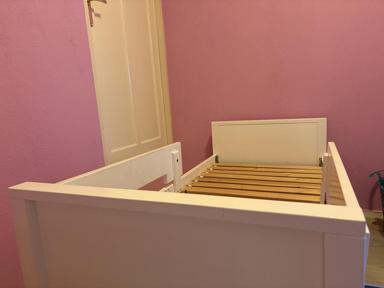 Bopita kinderbed met onderlades en tafel met stoelen in roze en paars