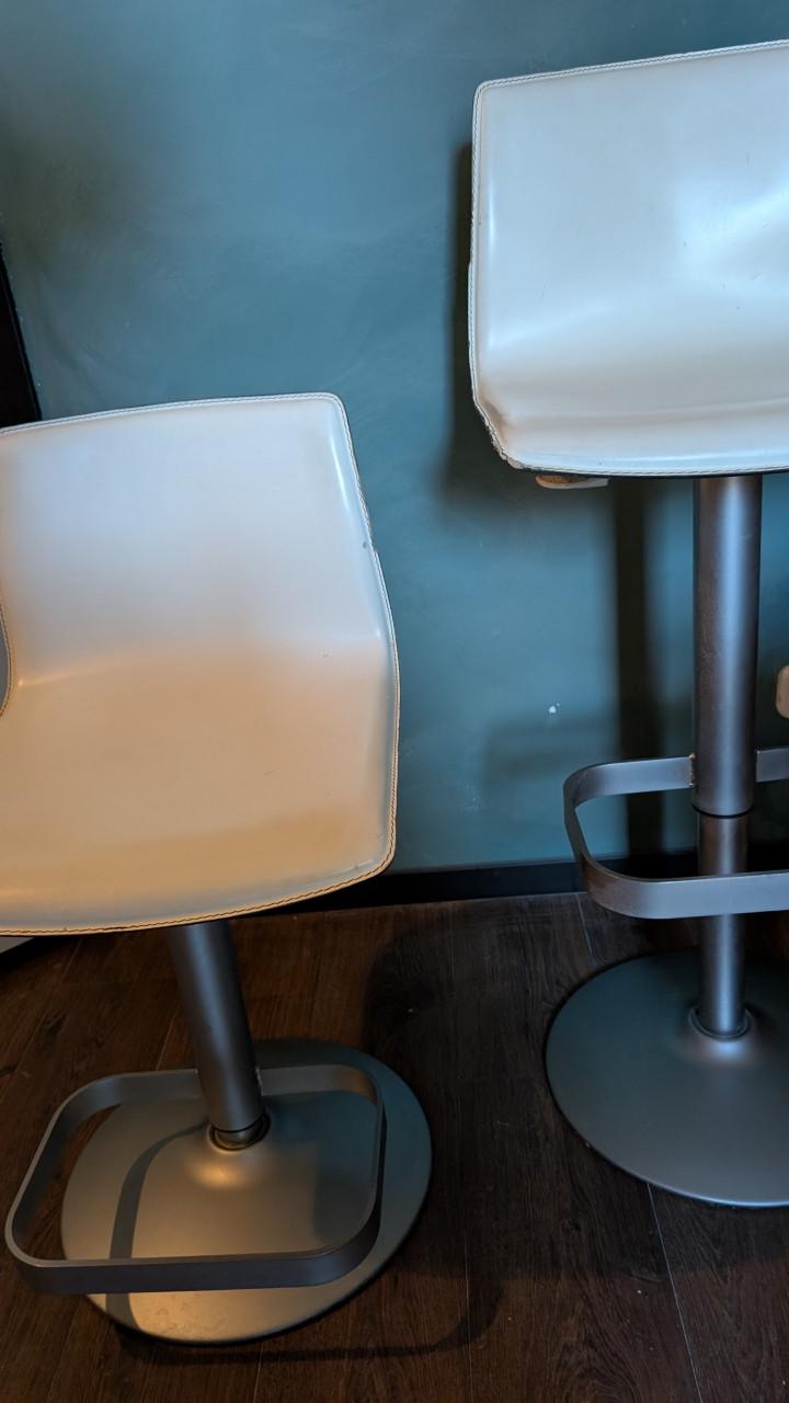 Set van 2 witte leren barkrukken, in hoogte verstelbaar