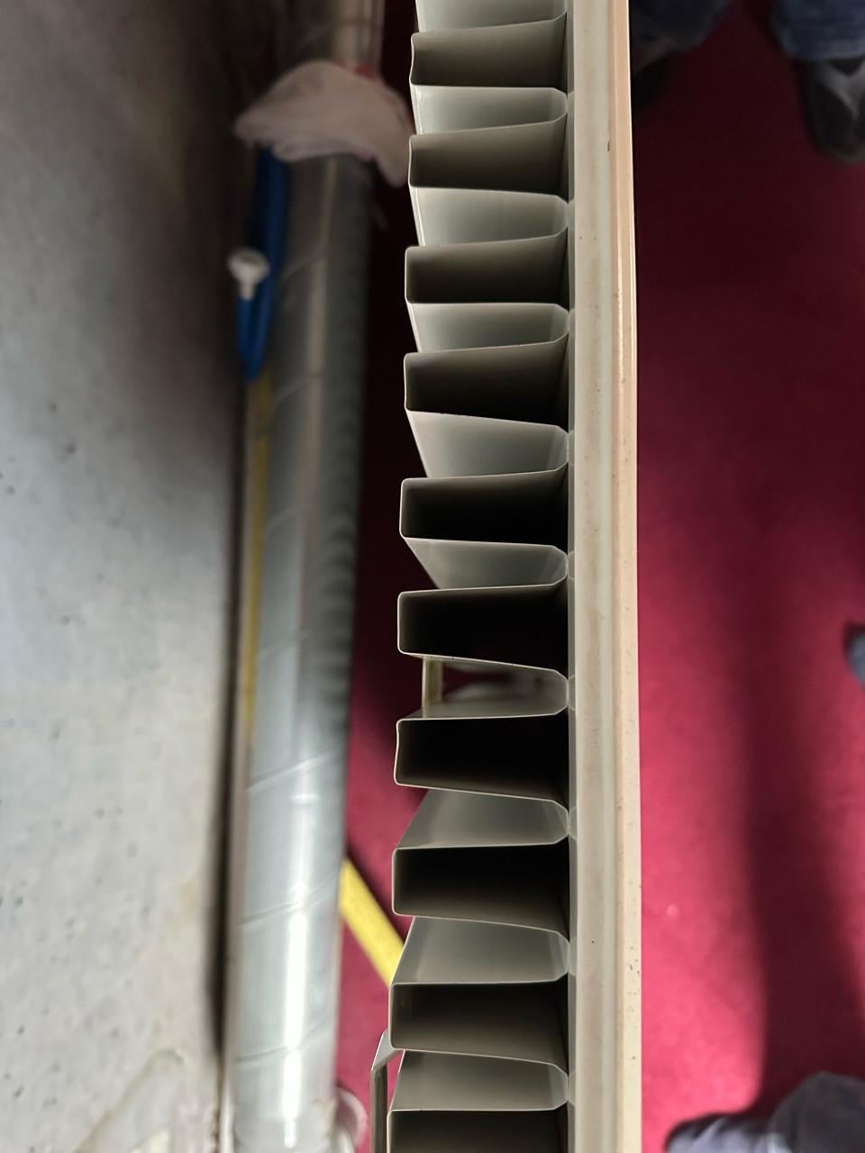 Te koop zo goed als nieuwe radiator met aansluitingen en beugels