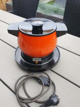 Prachtige oranje vintage fondue of tafelpan van het merk Tefal....
