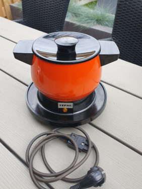Prachtige oranje vintage fondue of tafelpan van het merk Tefal....