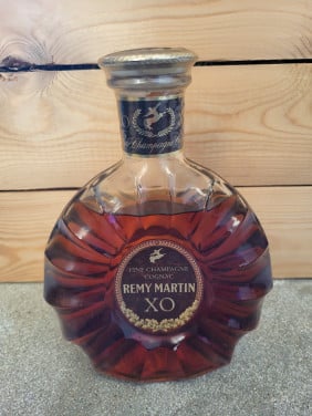 Verschillende flessen drank, wiskey,  cognac, brandy, likeur,