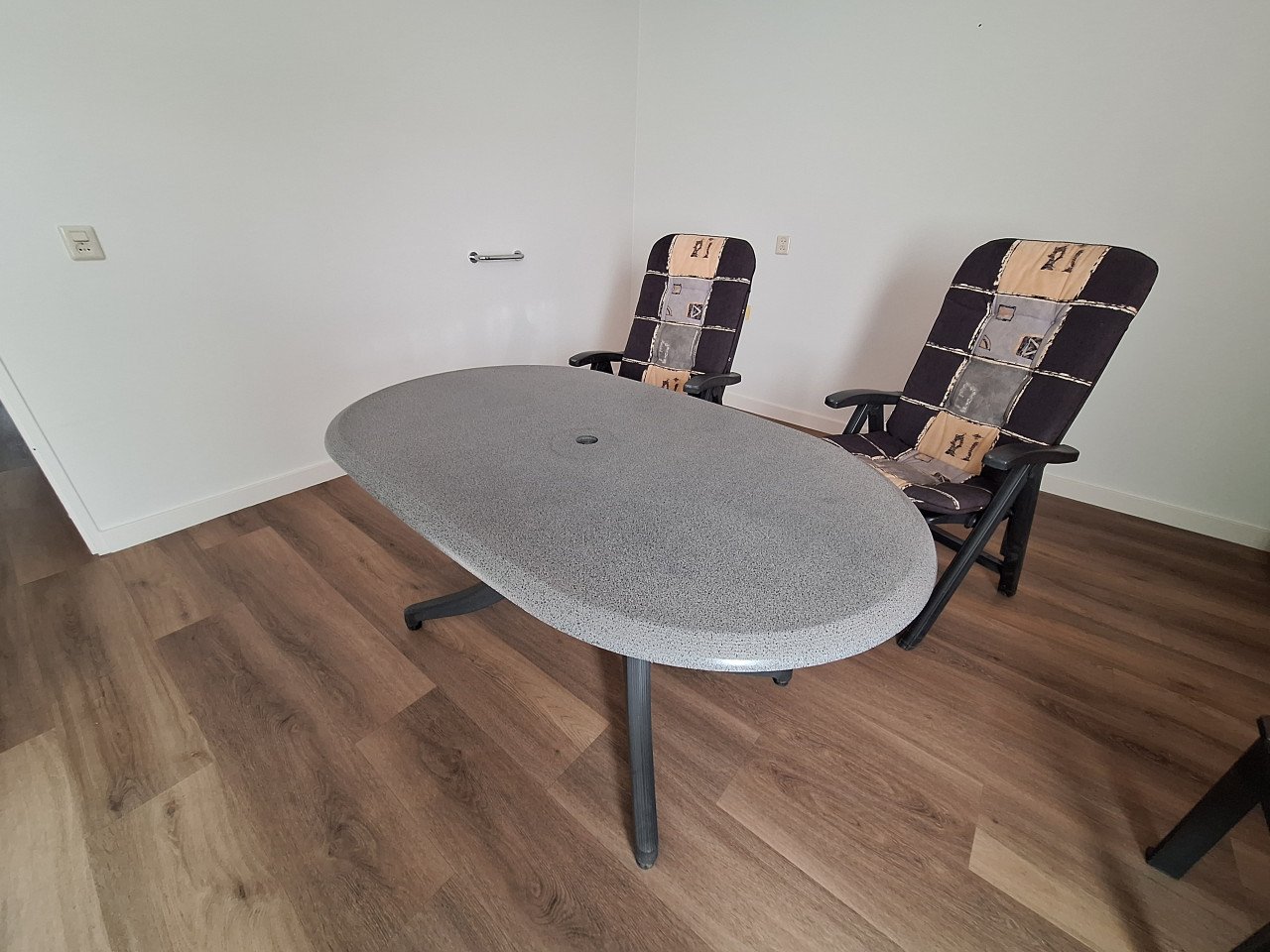Tuinstoelen met ovale tafel