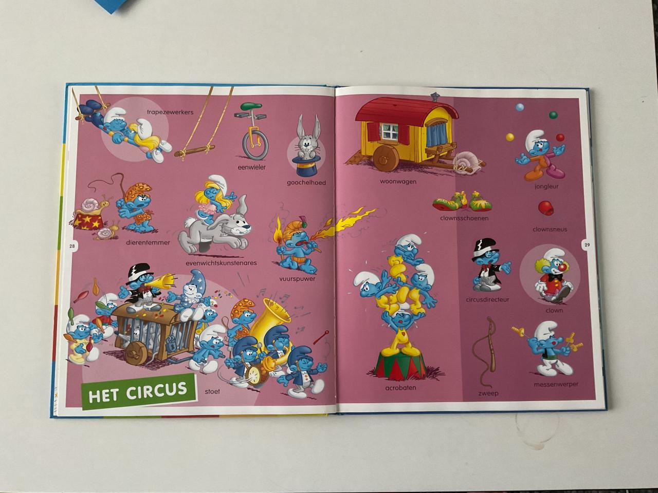 De Smurfen.  Zoekwoordenboek.    Harde kaft.  Peyo creations. Vanaf 4 jaar.
