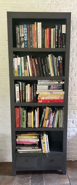Vintage boekenkast in antraciet krijtverf