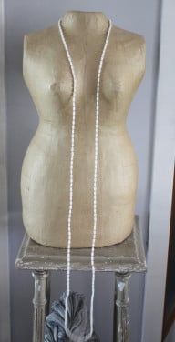 Witte ketting met kuststof kralen