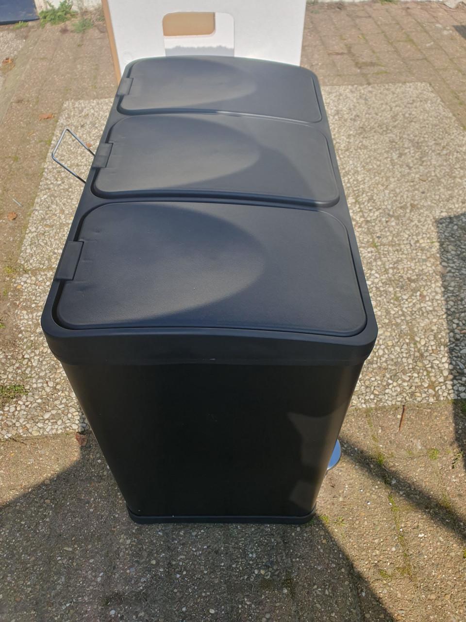 Zwarte Bayt prullenbak 60 L (3×20 L)  • pedaal • deuk