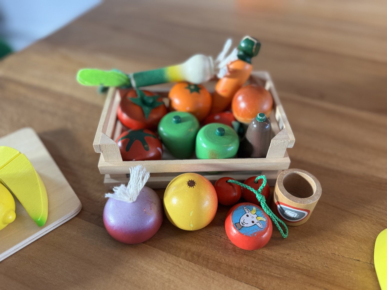 Winkelkarretje, mandje en houten speelgoed