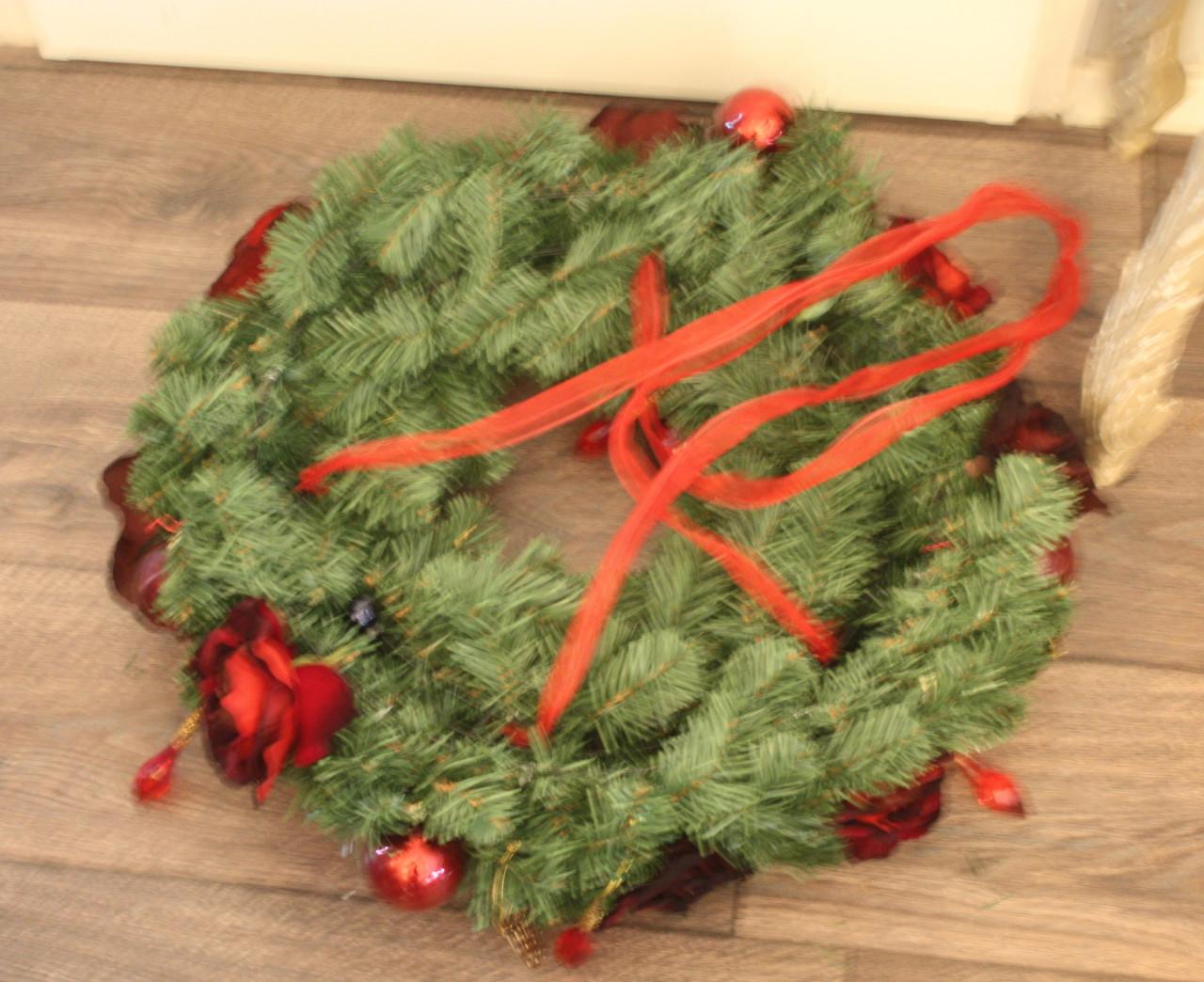 Grote nep krans voor op te hangen voor buiten of binnen gebruik