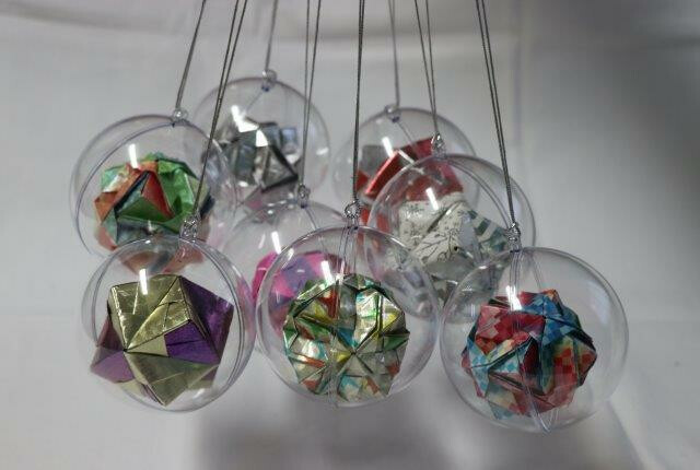 Origami kerstbal Hangertje €.2,50 Grootte: 8 cm doorsnee Doorzichtige