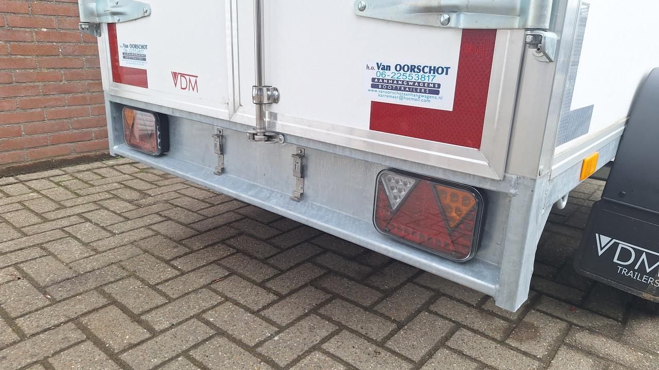 Nieuwstaat! Gesloten aanhangwagen.