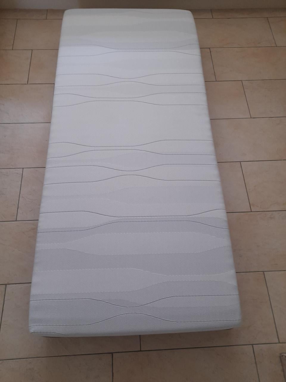M-line matras 90 x 200 (in goede nette schone staat)