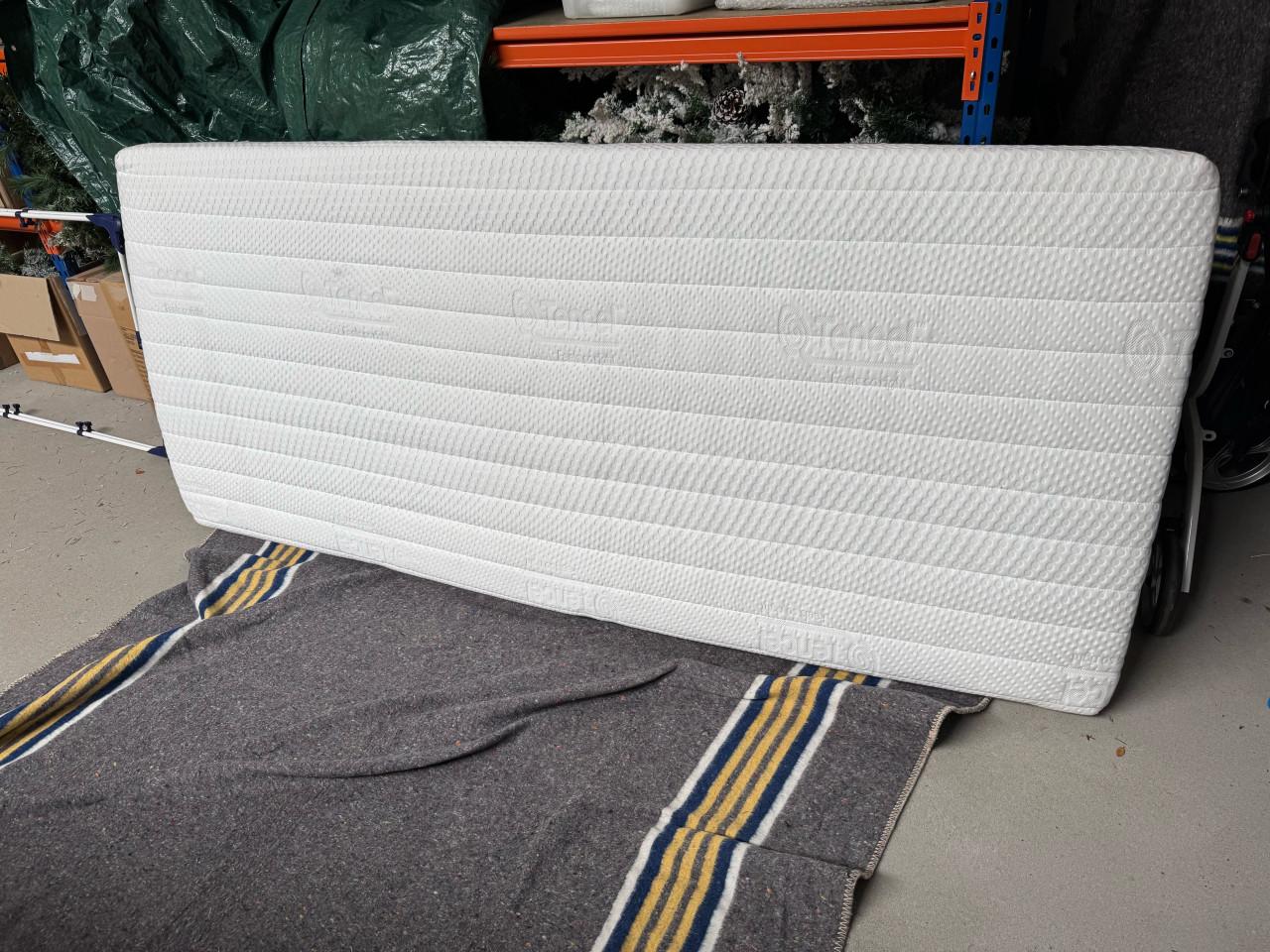 Hoog-laag bed van groot formaat(90x220) van nog geen half jaar oud,