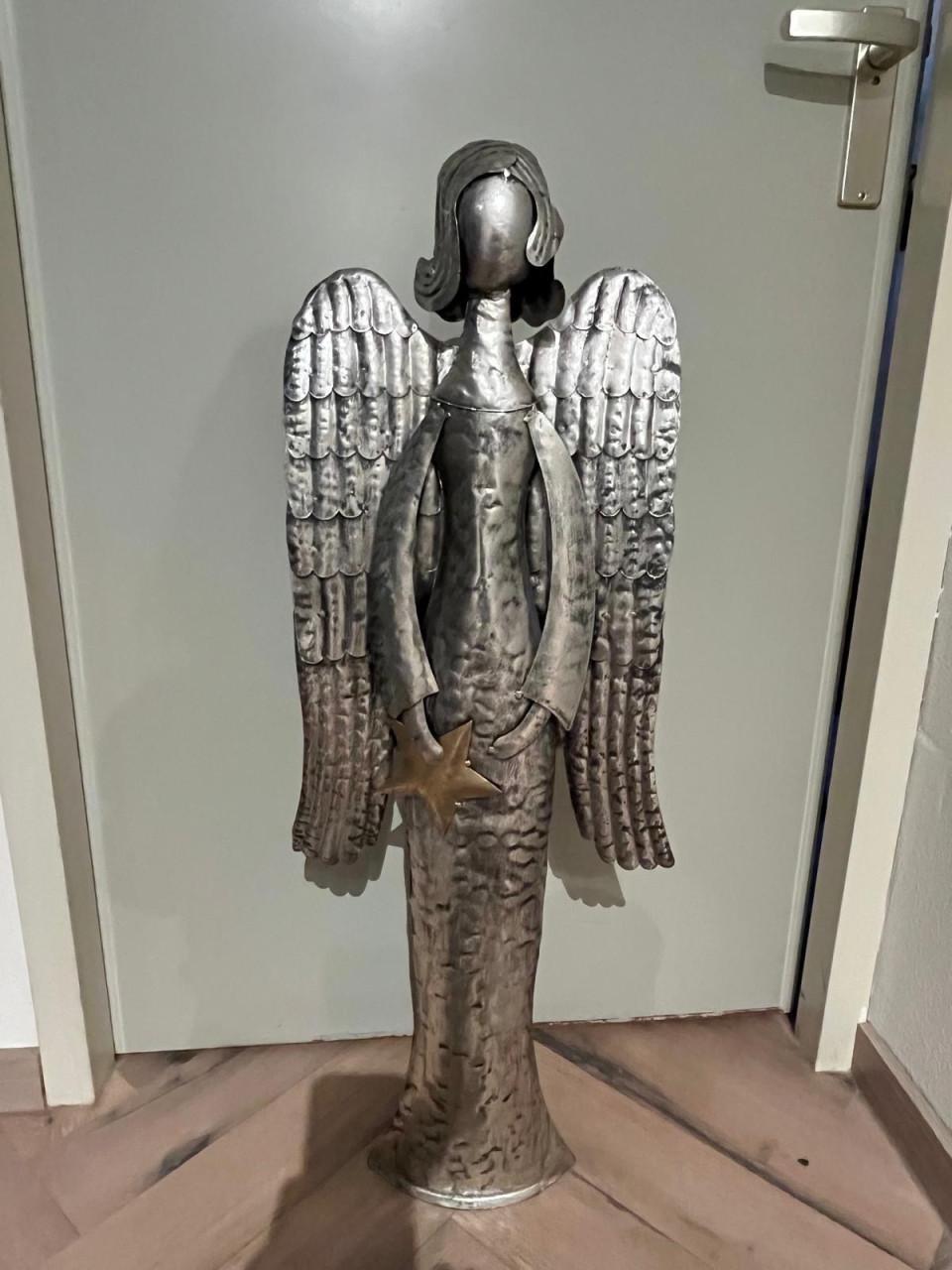 Veel tibetaanse en boedistische objecten.