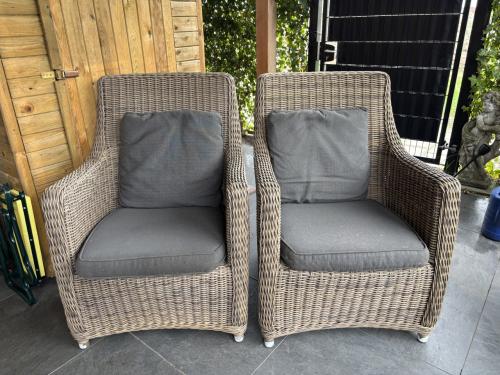 2 kunststof wicker tuinstoelen in goede staat