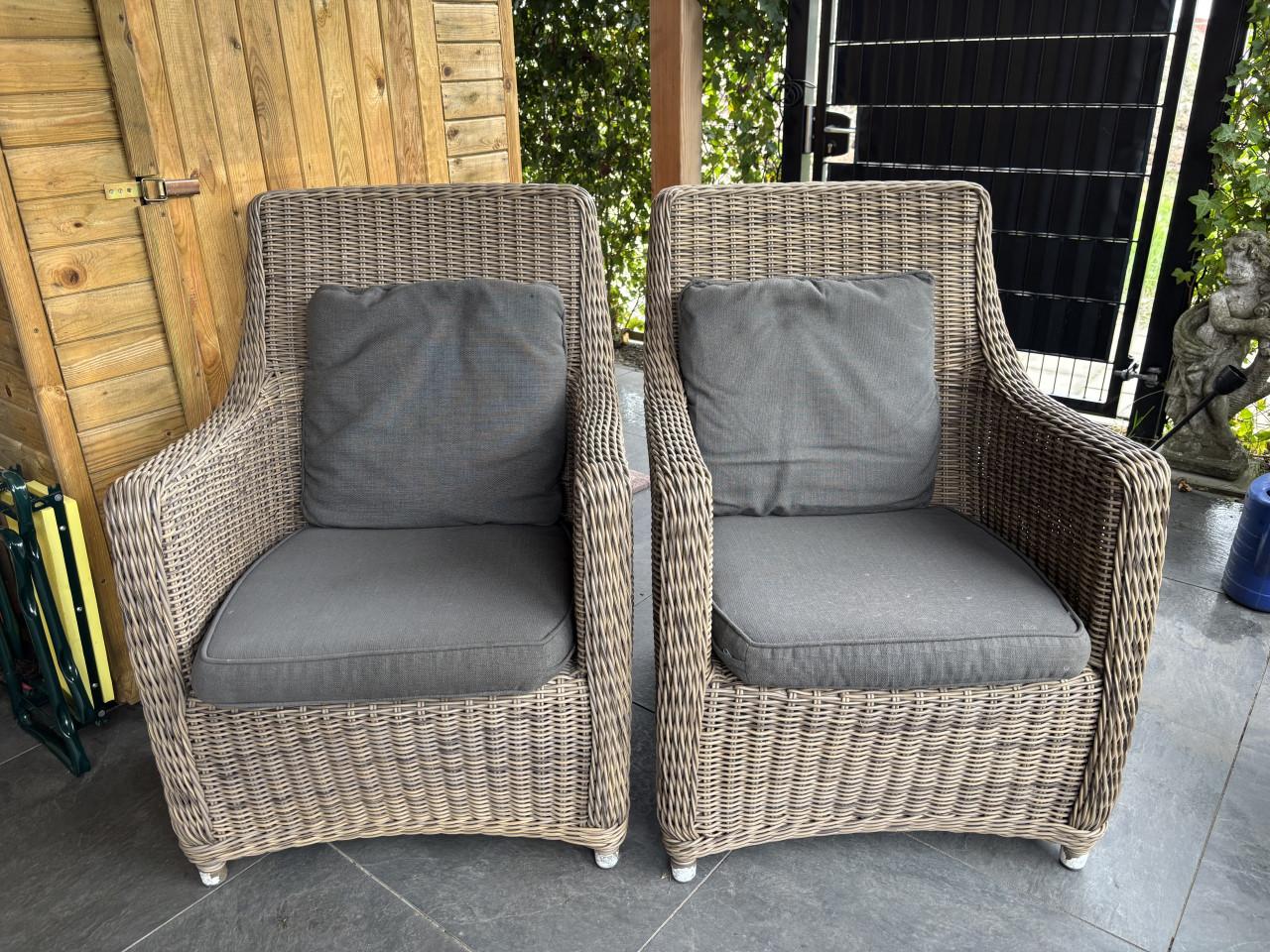 2 kunststof wicker tuinstoelen in goede staat