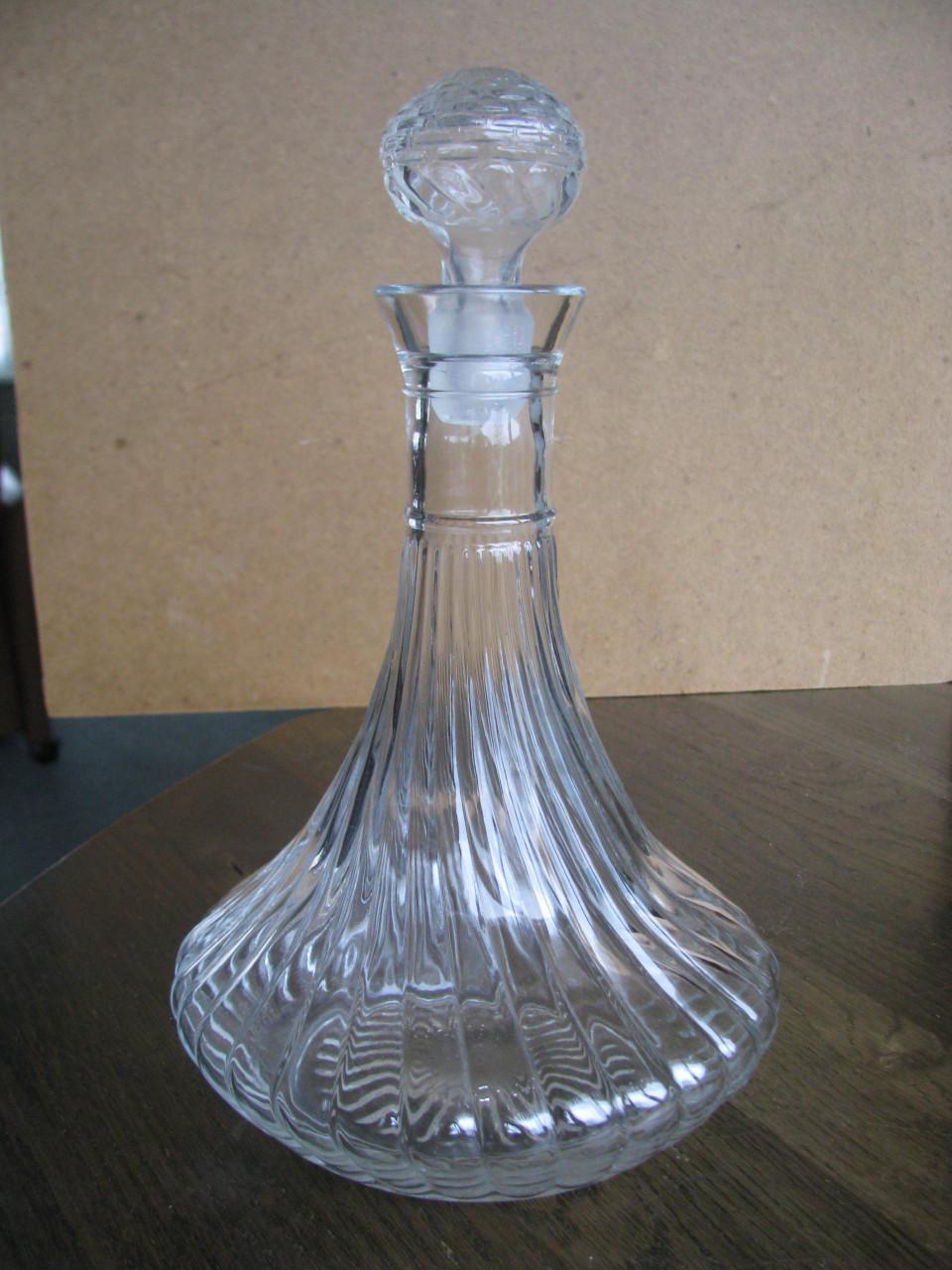 Oude mooie bewerkte karaf.