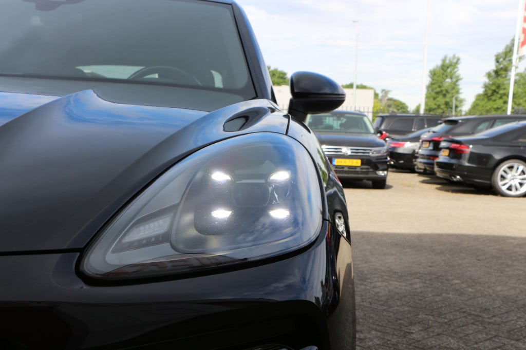 Porsche Cayenne 3.0 340pk trekhaak | all black | 22 inch