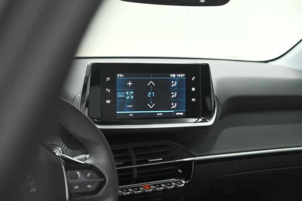 Peugeot 208 puretech 100 allure pack | camera | apple carplay | stoelverwar