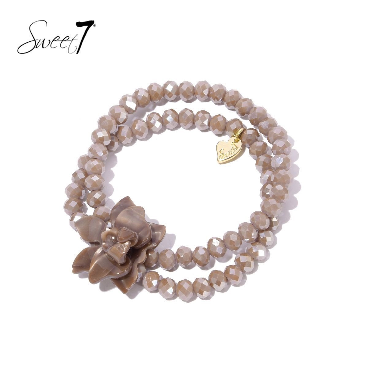 Camel kleurige armband met glas kralen en een bloemen bedel