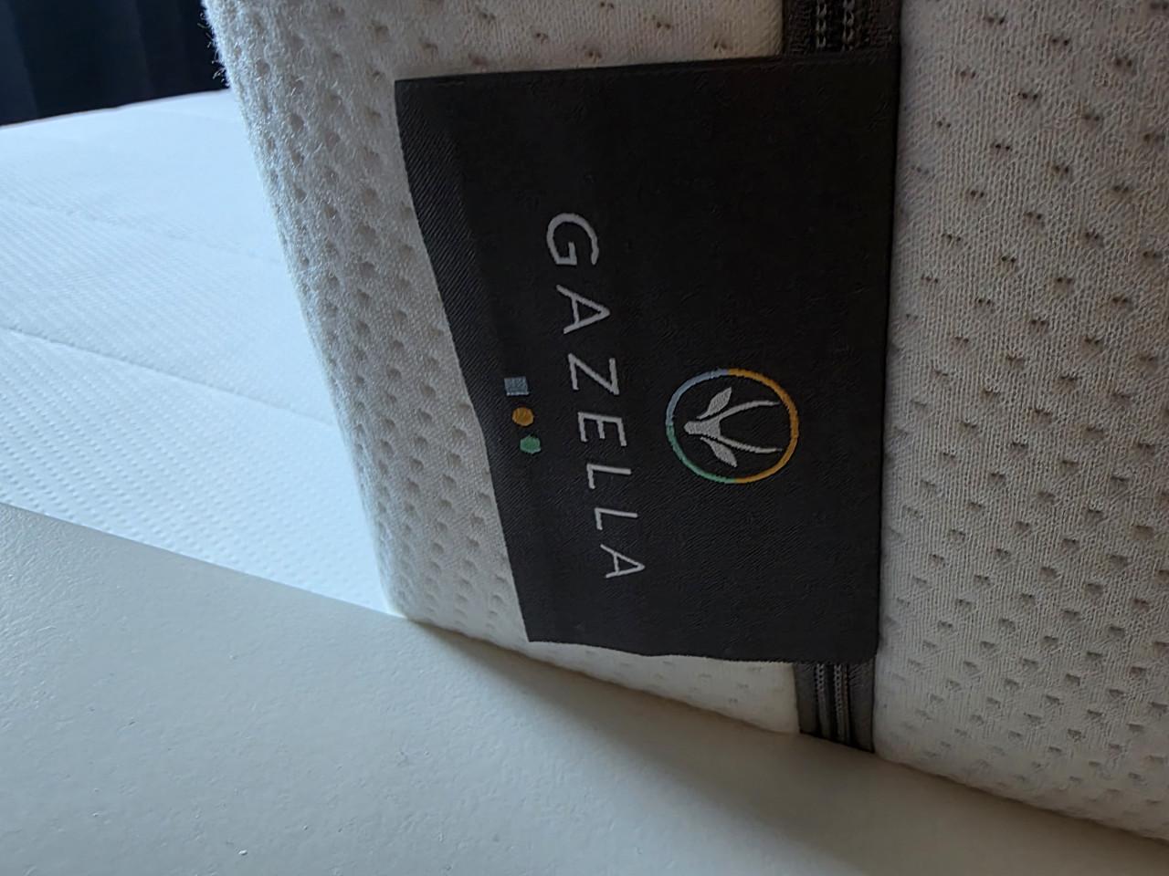 Bed met nachtkastjes