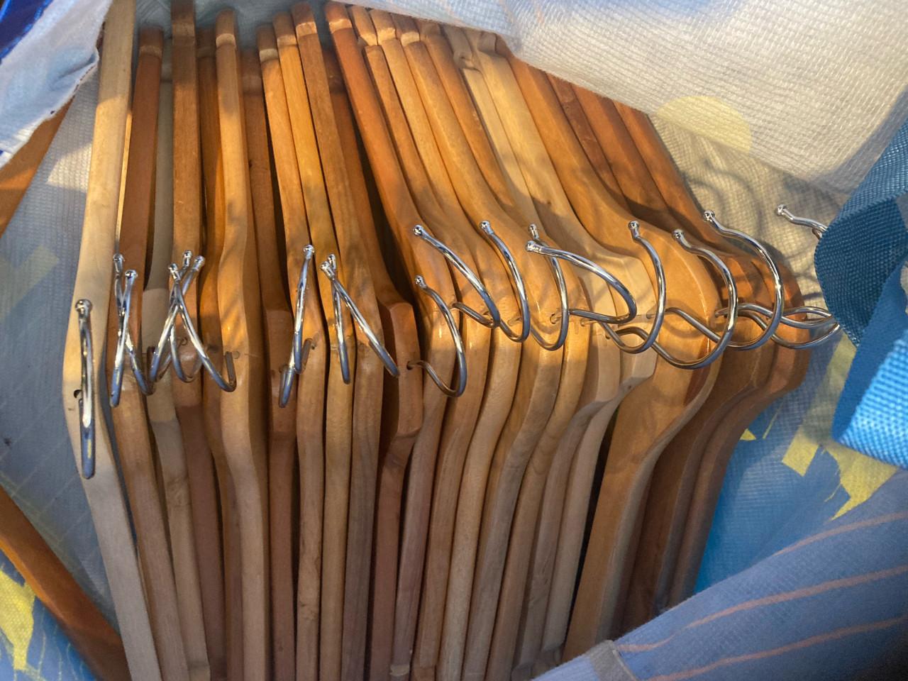 Houten kkedinghangers 48 stuks!