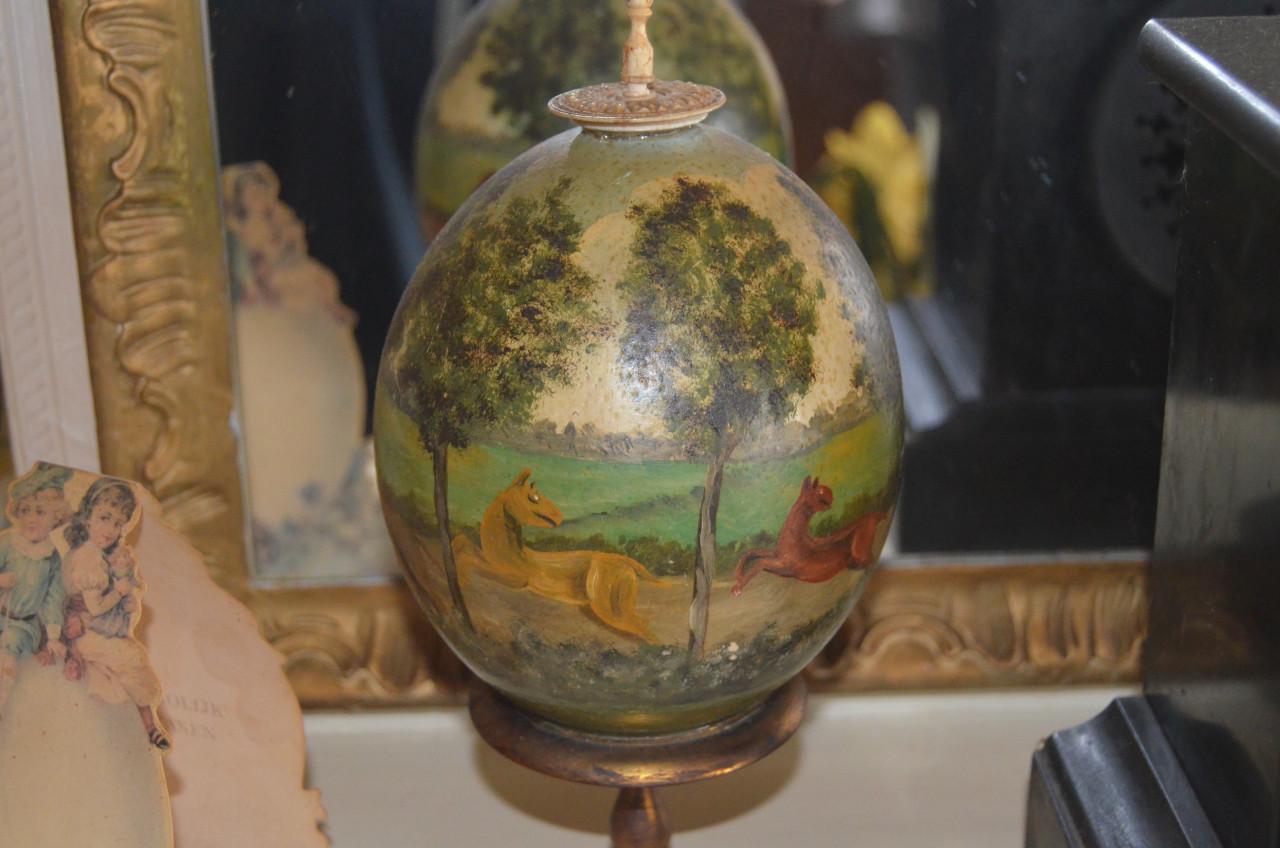 Antiek primitief beschilderd struisvogelei: jachtscene