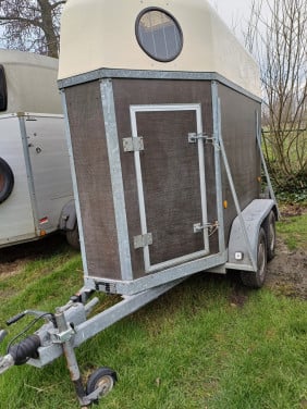 Te Koop: Nette 1 1/2 paardsrtrailer