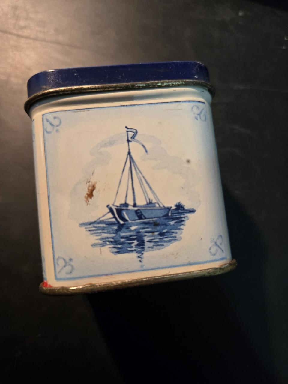 Delfst blauw blikje van roomboter babbelaars, leeg