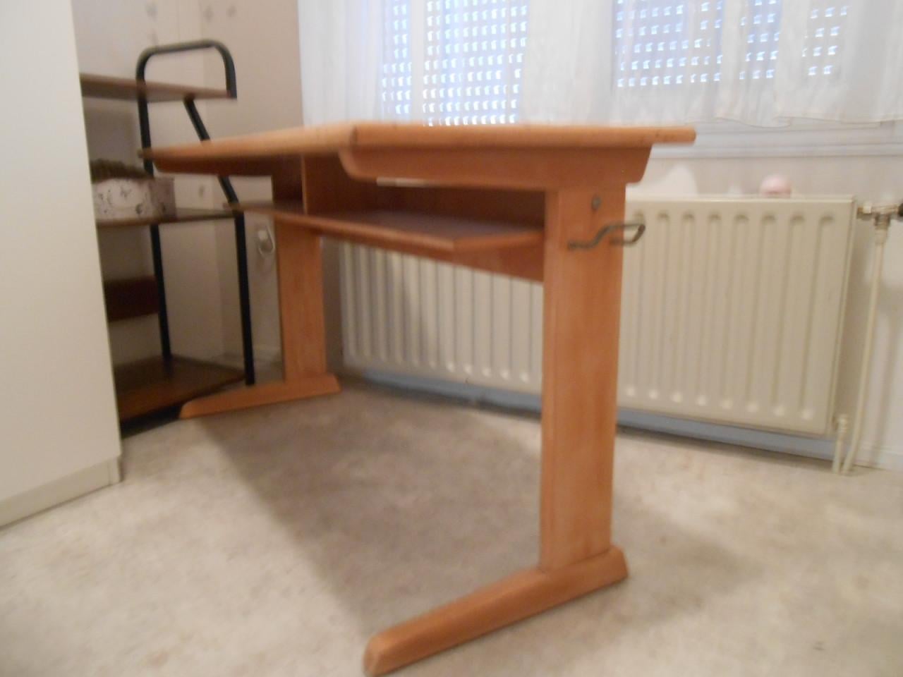 Ouderwets school bureau. Kinder bureau. Laag bureau