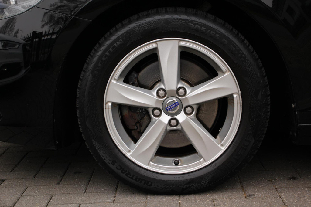 Volvo V40 1.6 t2 you! inc btw - xenon - cruise - pdc - high perf audio - de