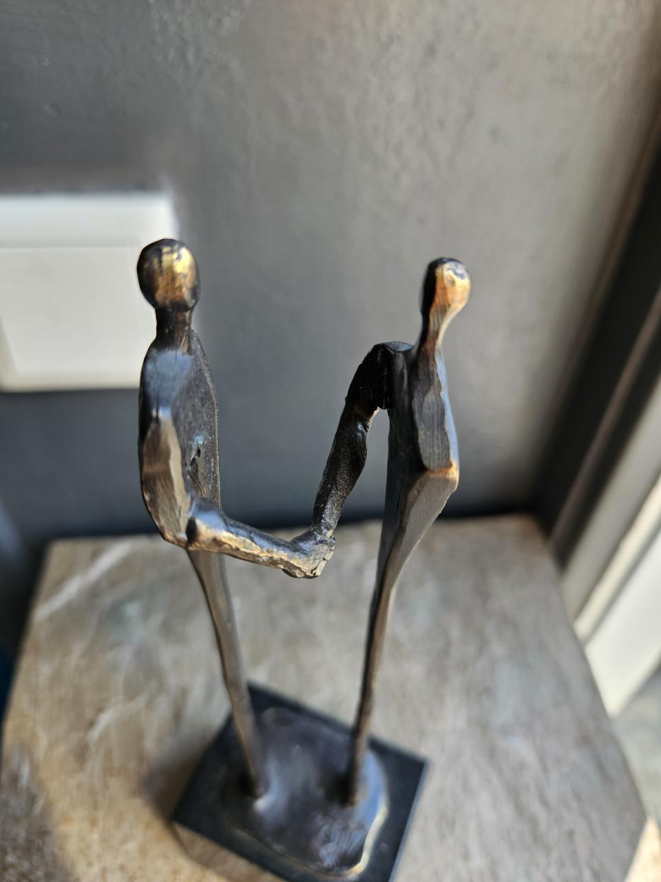 Modern bronzen beeld Corry Ammerlaan op marmeren sokkel