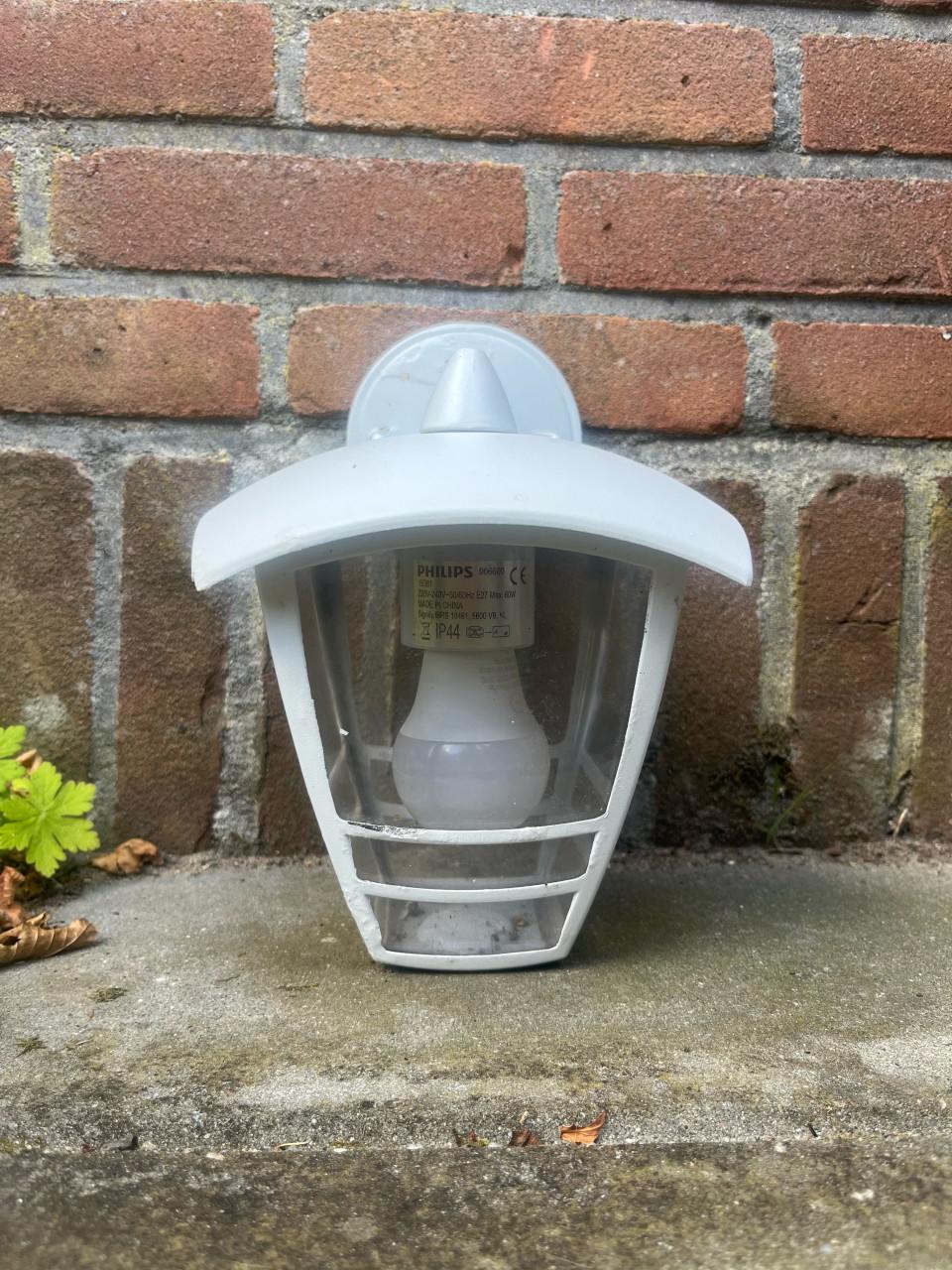 Witte buitenlamp van Philips