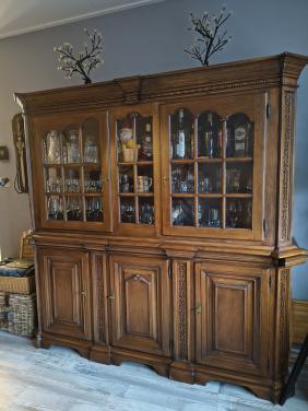 Degelijke oude servieskast