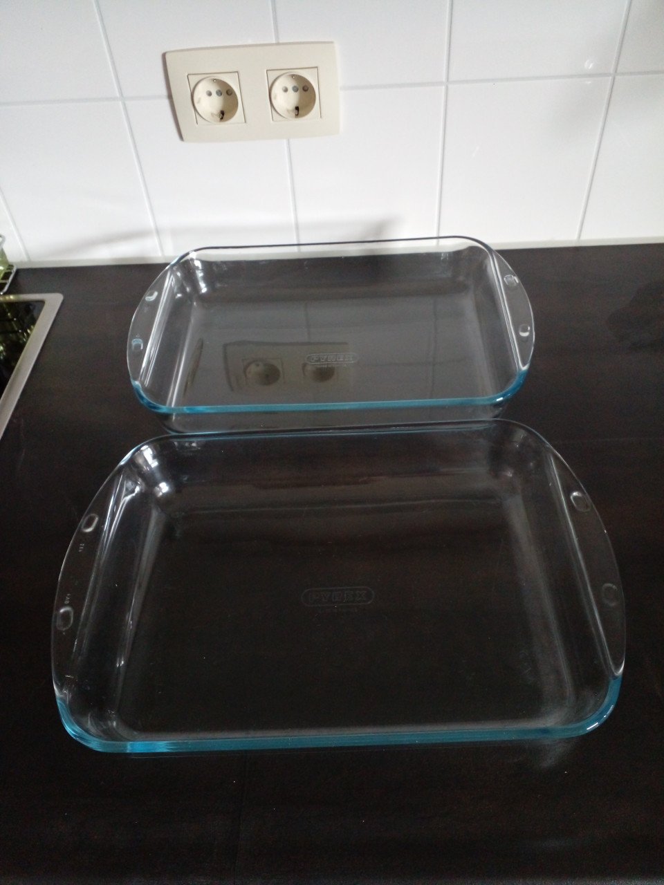 2 x grote Pyrex ovenschalen maat: 30 cm x 23 cm.