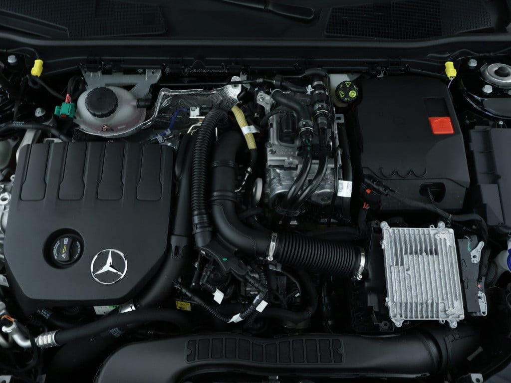 Mercedes-Benz Cla 250 e amg plug-in hybride | dodehoek detector | elektrisc