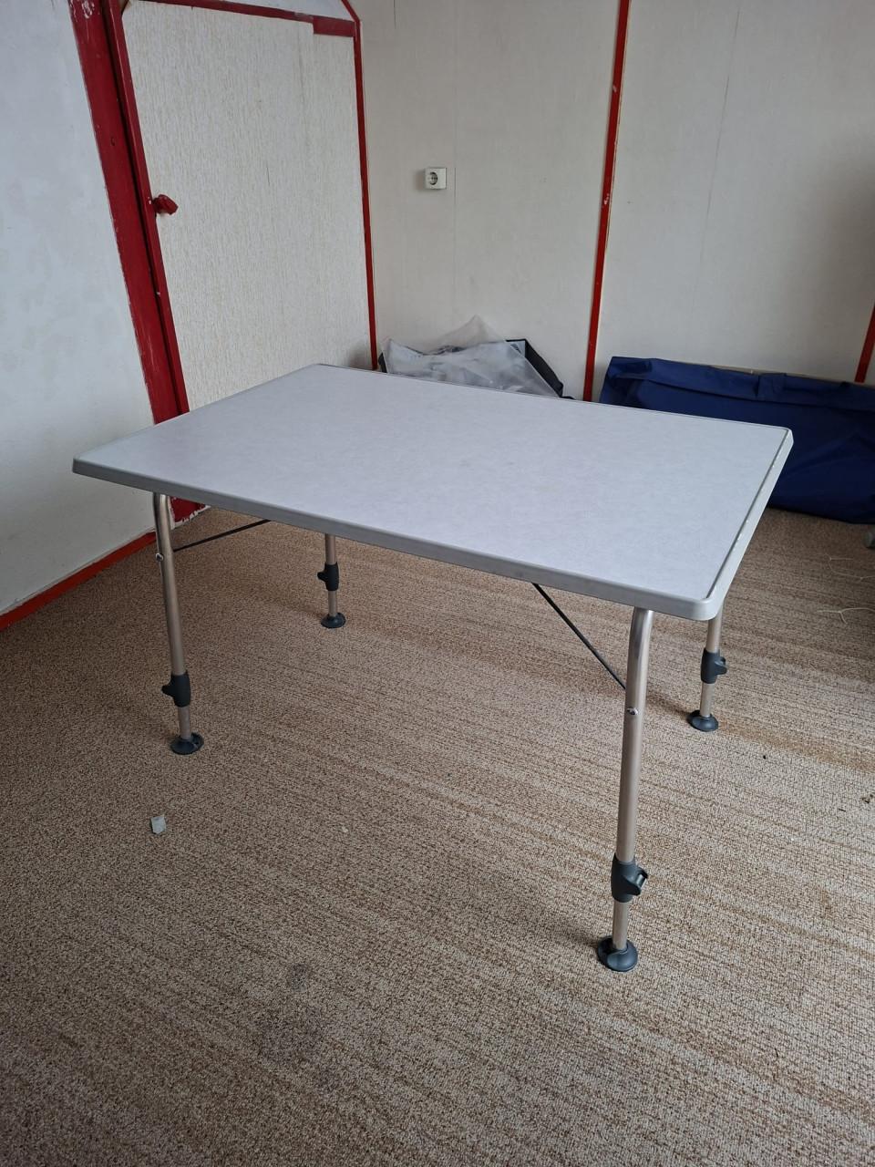 Camping tafel en stoelen.