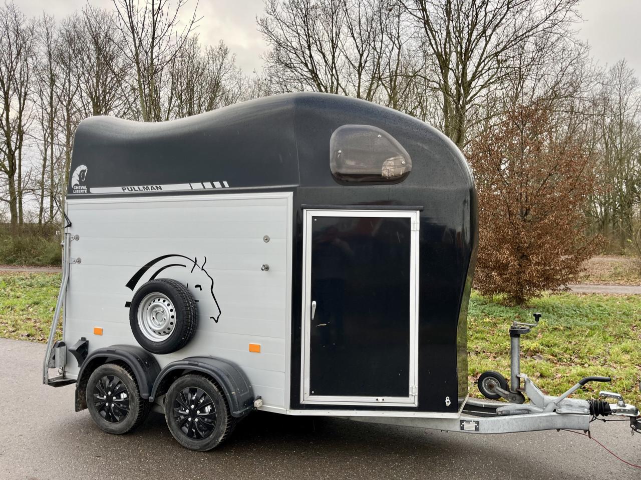 Volledig aluminium Cheval Liberte Gold One met zadelkamer en klep/deur