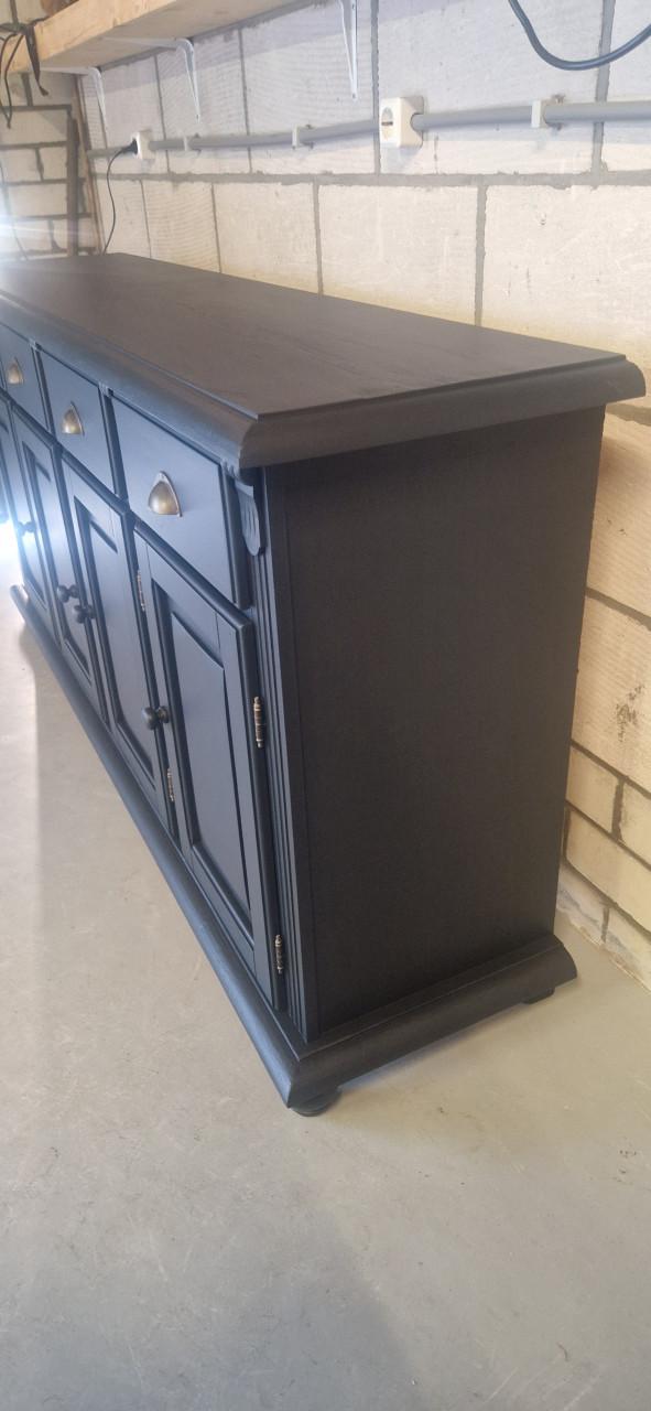 Mooi en ruim dressoir in mat zwarte kleur