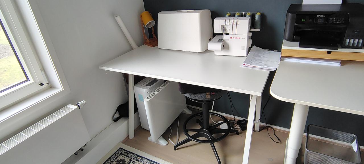 3 witte bureaus (zit - sta) Verschillende formaten.