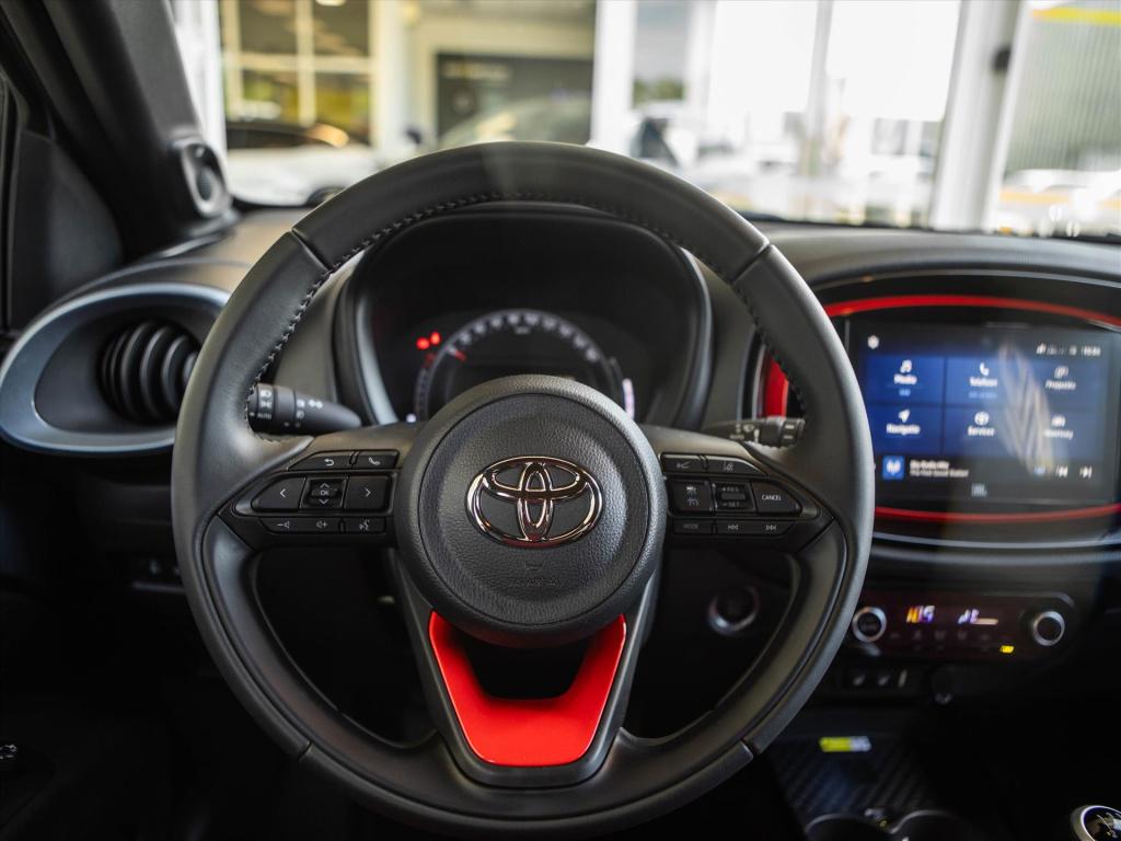 Toyota Aygo x 1.0 vvt-i mt 72pk premium | trekhaak | jbl sound system | app