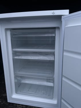 Tafelmodel vrieskast A+ 3 maanden gebruikt 85x55 cm. Inhoud Vriezer 82L