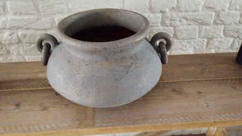 Mooie landelijke grijze pot met oren