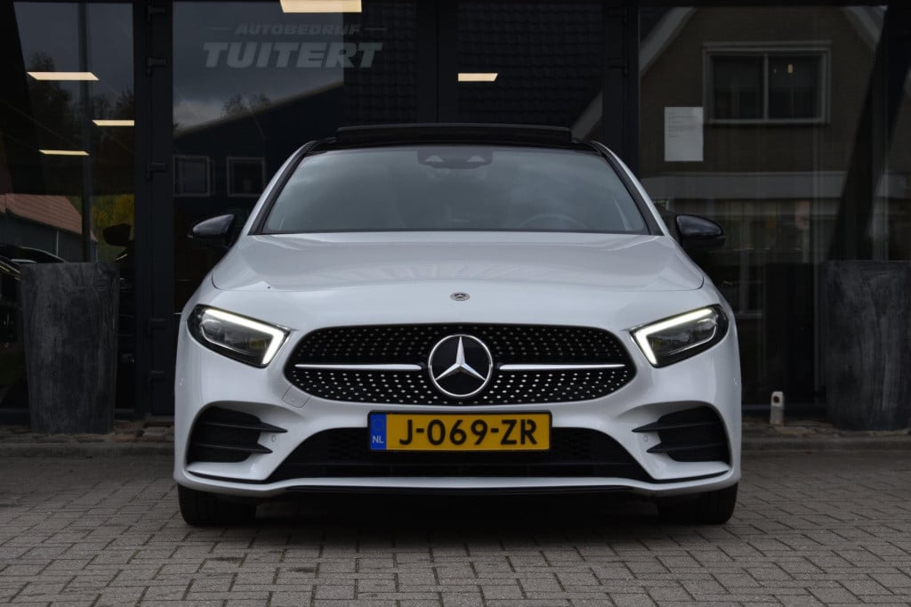 Mercedes-Benz A-Klasse 180 amg night | sfeerverlichting | panoramadak | app
