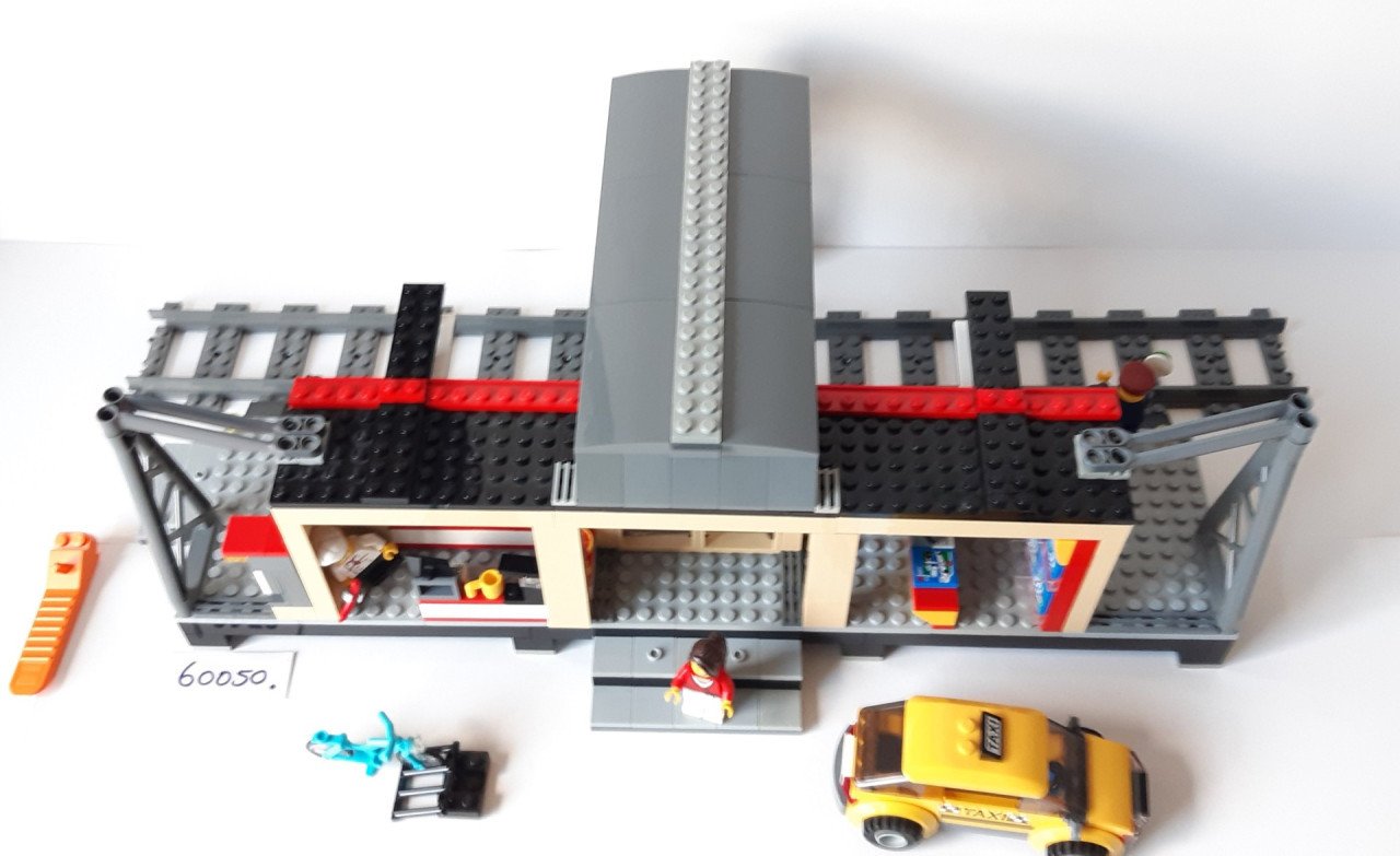 Lego City treinstation 60050: met taxi en 5 minifiguren
