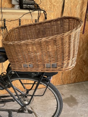 Hondenmand voor op de fiets
