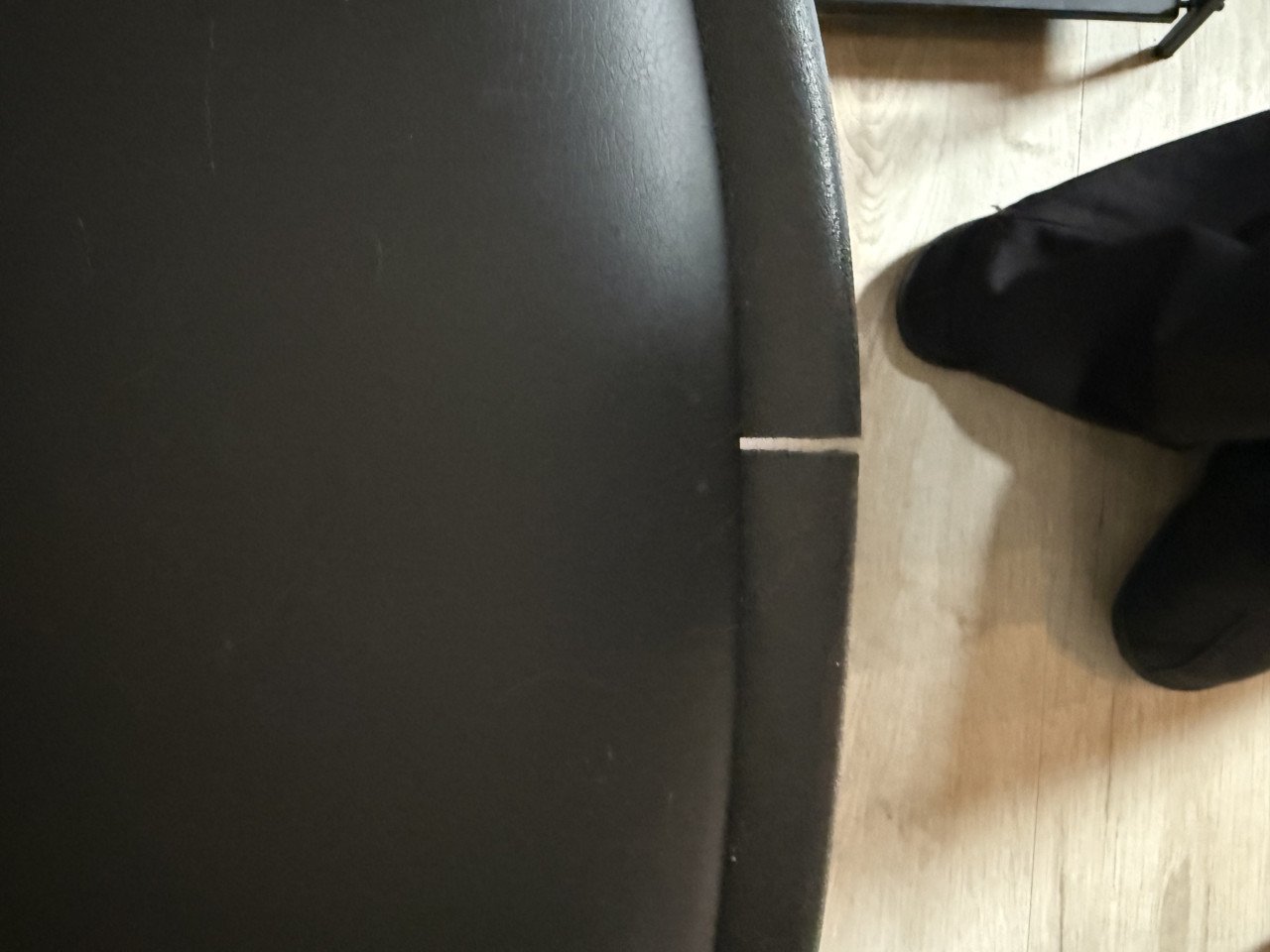 Tafel met eetkamerstoelen